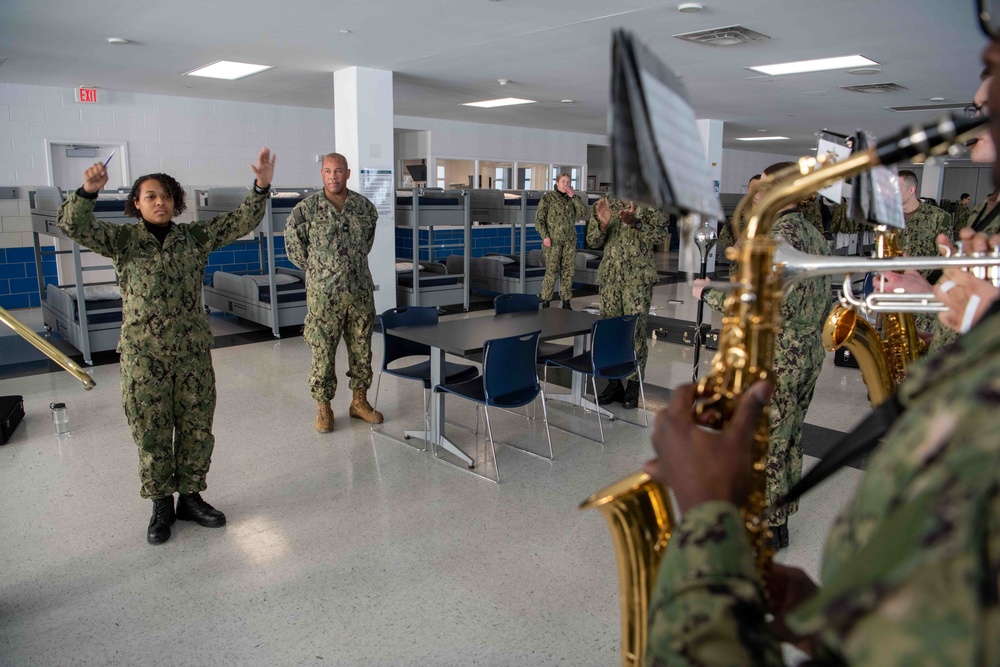 Commanding Officer Visits Recruits on Christmas