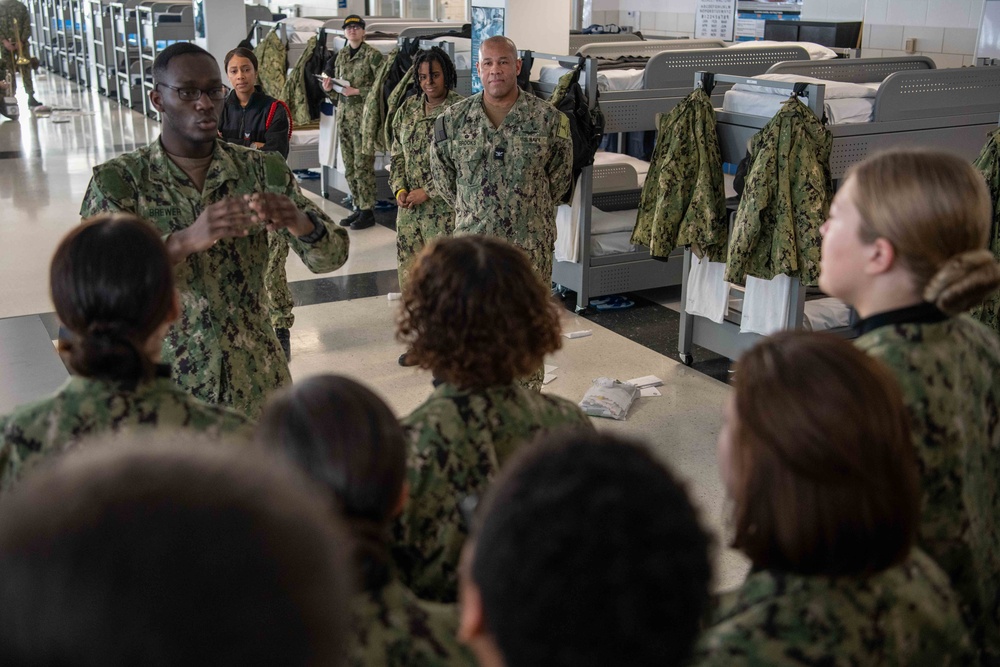 Commanding Officer Visits Recruits on Christmas