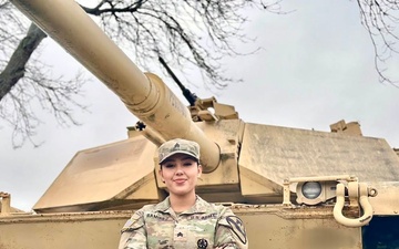 First Female Active Duty Soldier Becomes Master Gunner