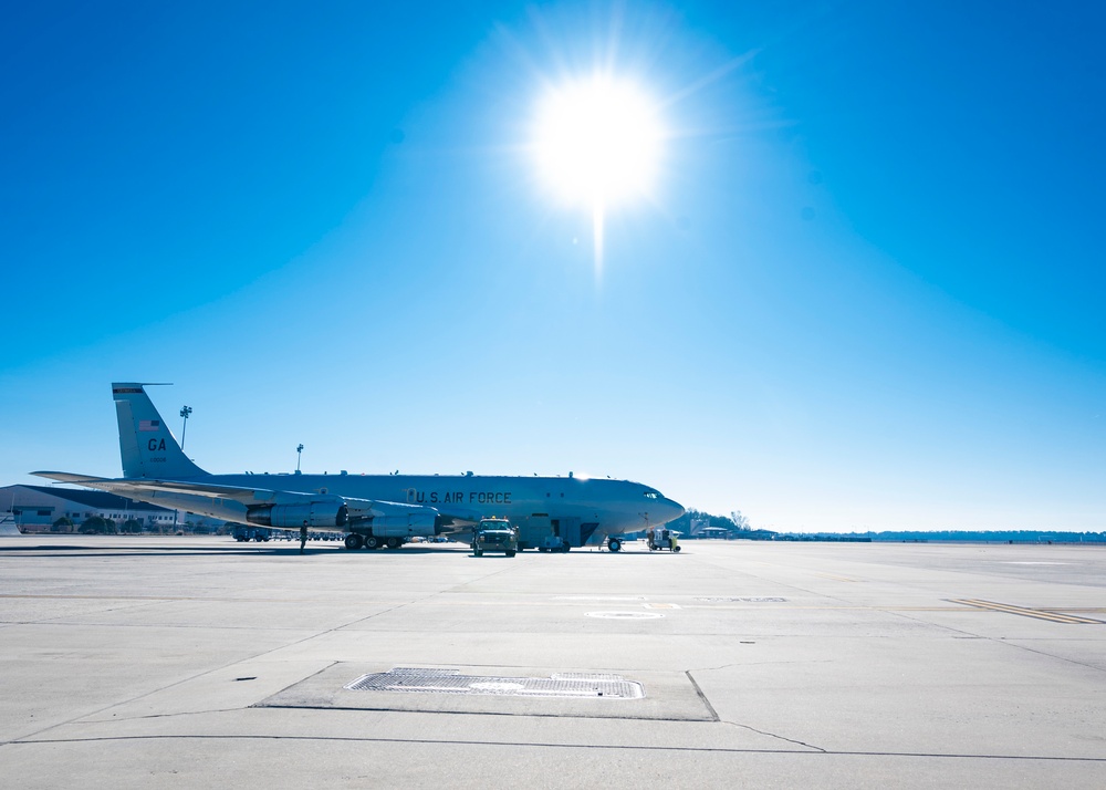 461st crew chiefs conduct fuel transfer on an E-8C JSTARS