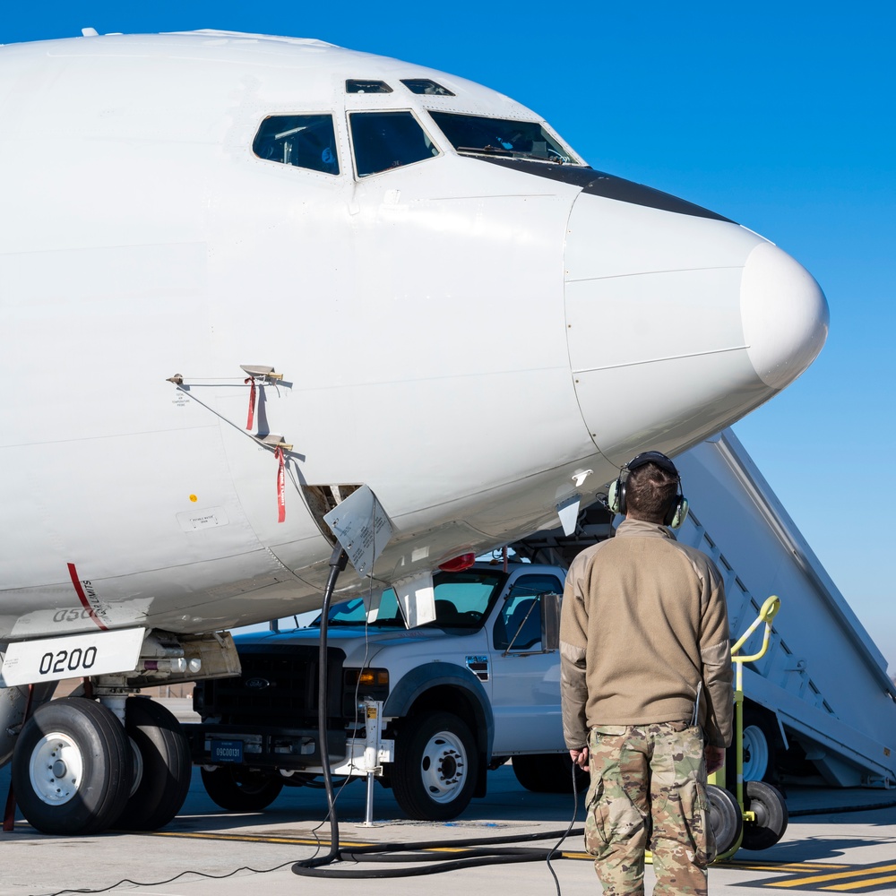 461st crew chiefs conduct fuel transfer on an E-8C JSTARS