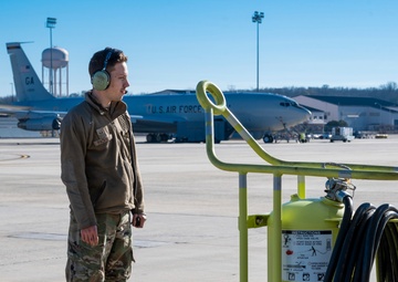 461st crew chiefs conduct fuel transfer on an E-8C JSTARS