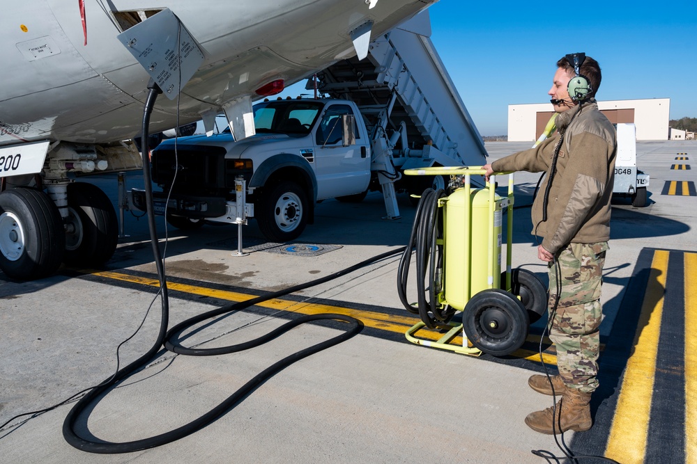 461st crew chiefs conduct fuel transfer on an E-8C JSTARS