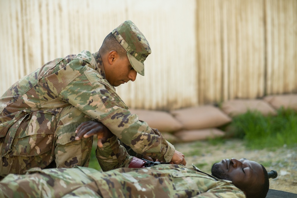 american soldier praying