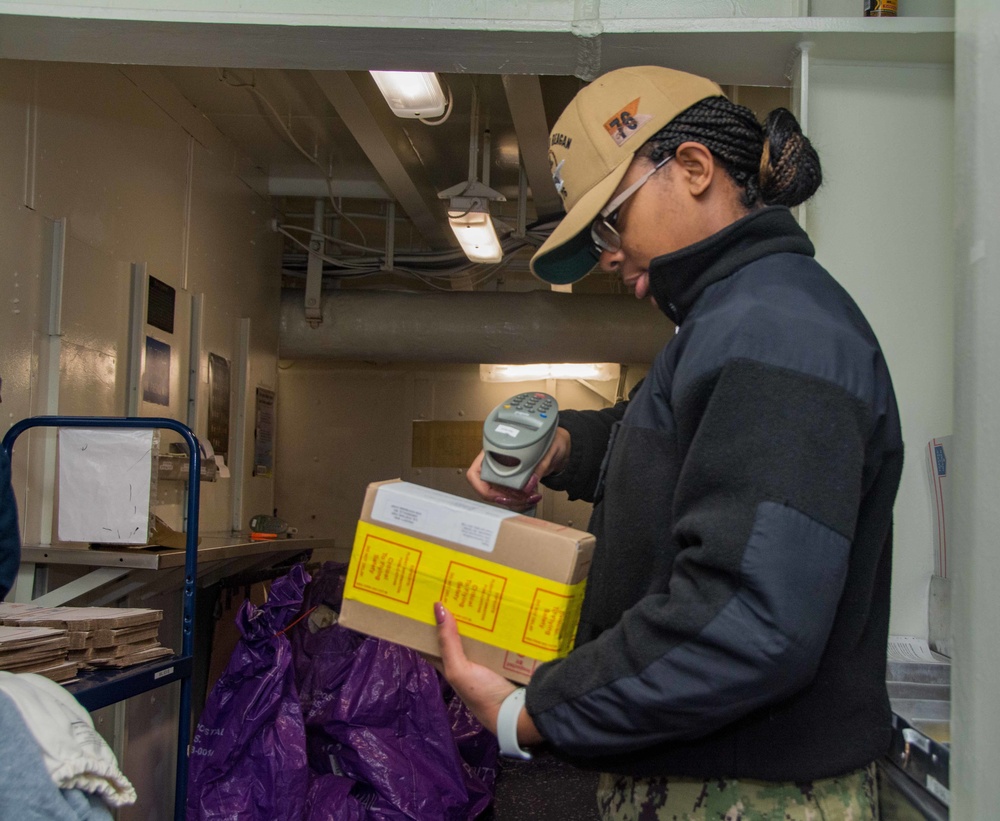 USS Ronald Reagan (CVN 76) sorts mail