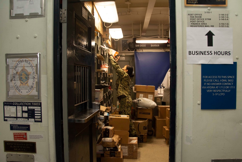 USS Ronald Reagan (CVN 76) sorts mail