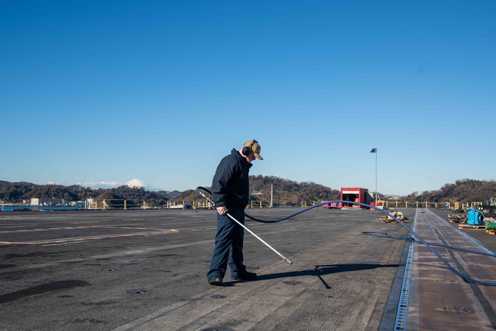 USS Ronald Reagan (CVN 76) conducts flight deck maintenance