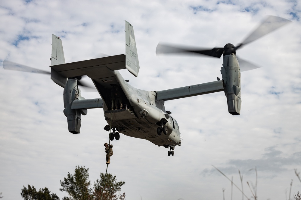 31st MEU Conducts Fast Rope Training with BLT 1/4