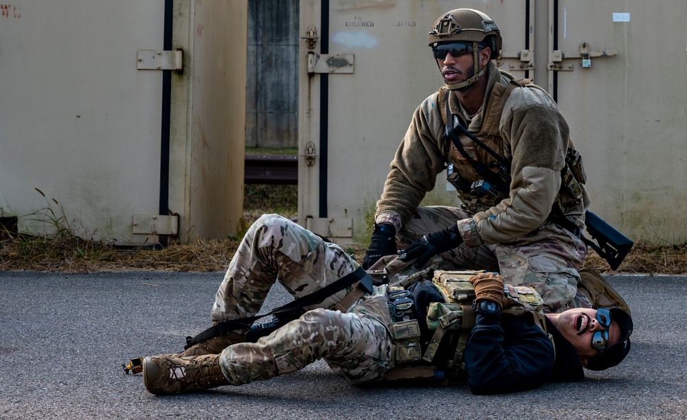 ROK MPs/U.S. Defenders tackle Combat Readiness Course