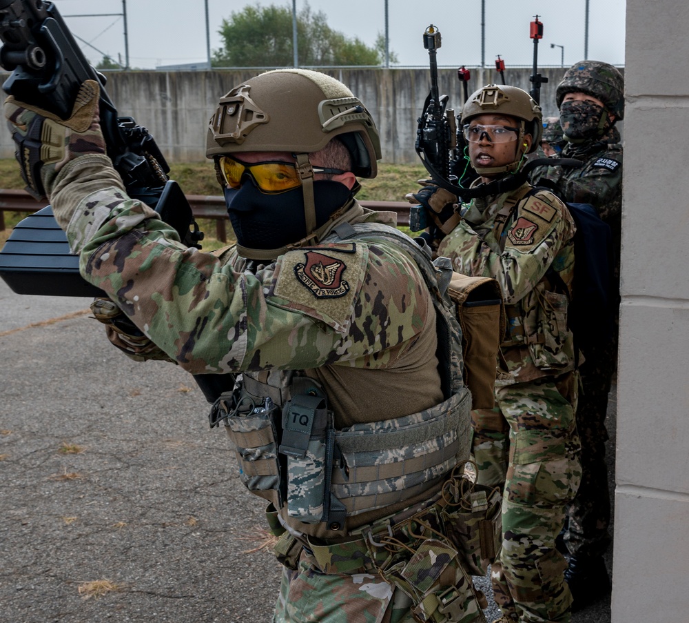 ROK MPs/U.S. Defenders tackle Combat Readiness Course