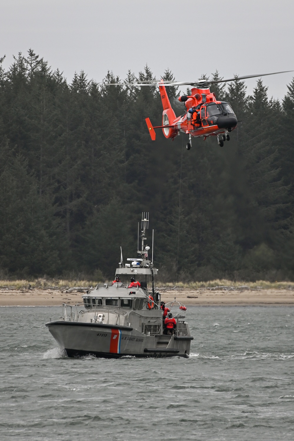 Coast Guard Station Umpqua River Conducts Hoist Training