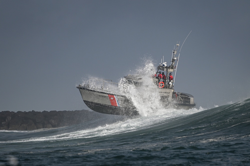 Coast Guard Station Umpqua River Conducts Surf Training