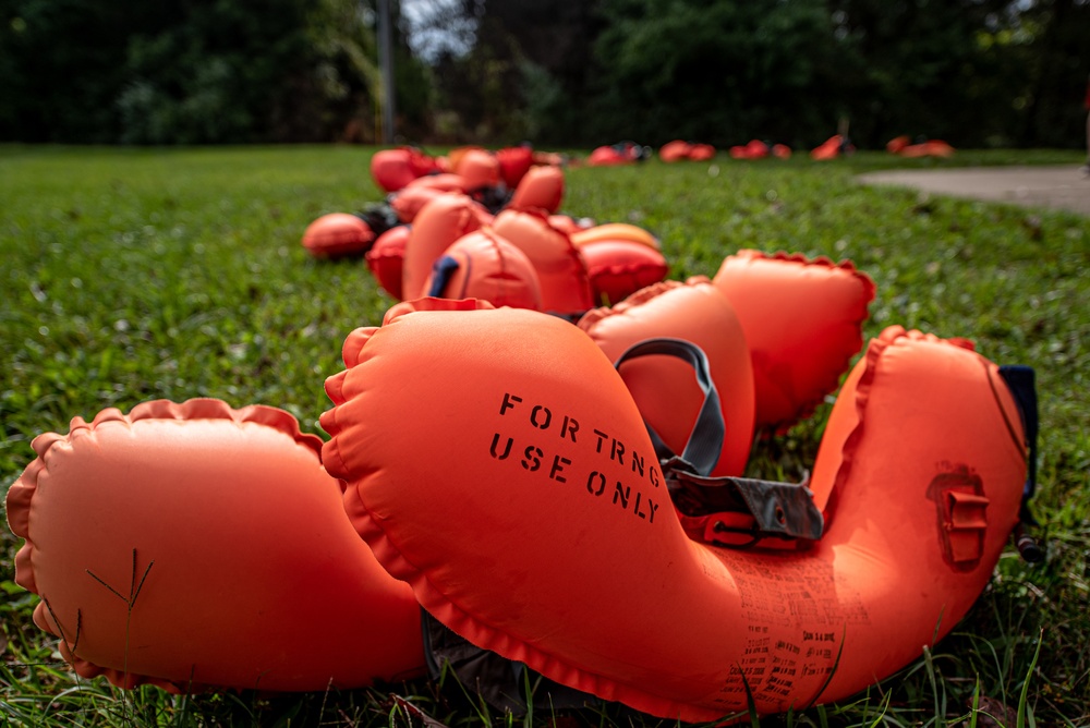Kentucky Air Guardsmen train water survival skills