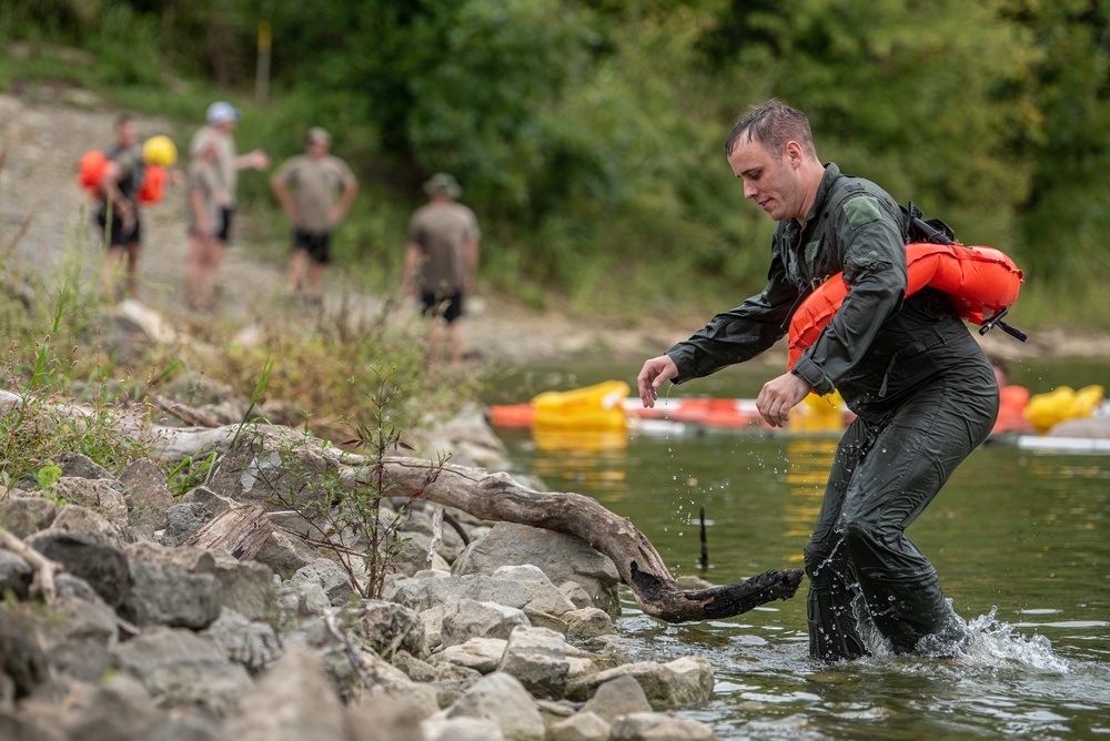 Kentucky Air Guardsmen train water survival skills