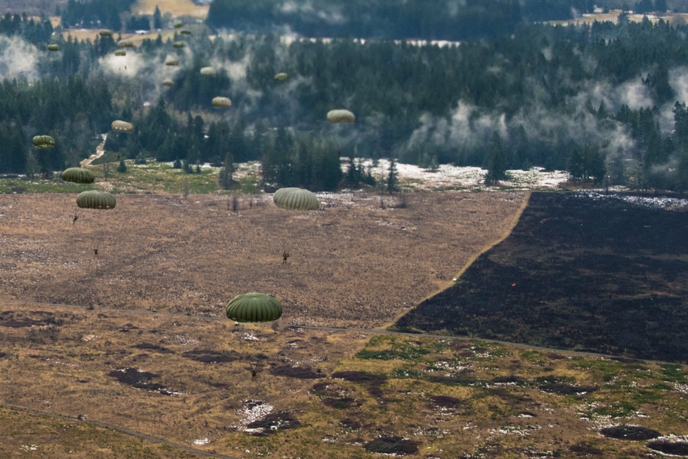 Drop zone drop-off: Washington National Guard pilots support special forces static line jumps