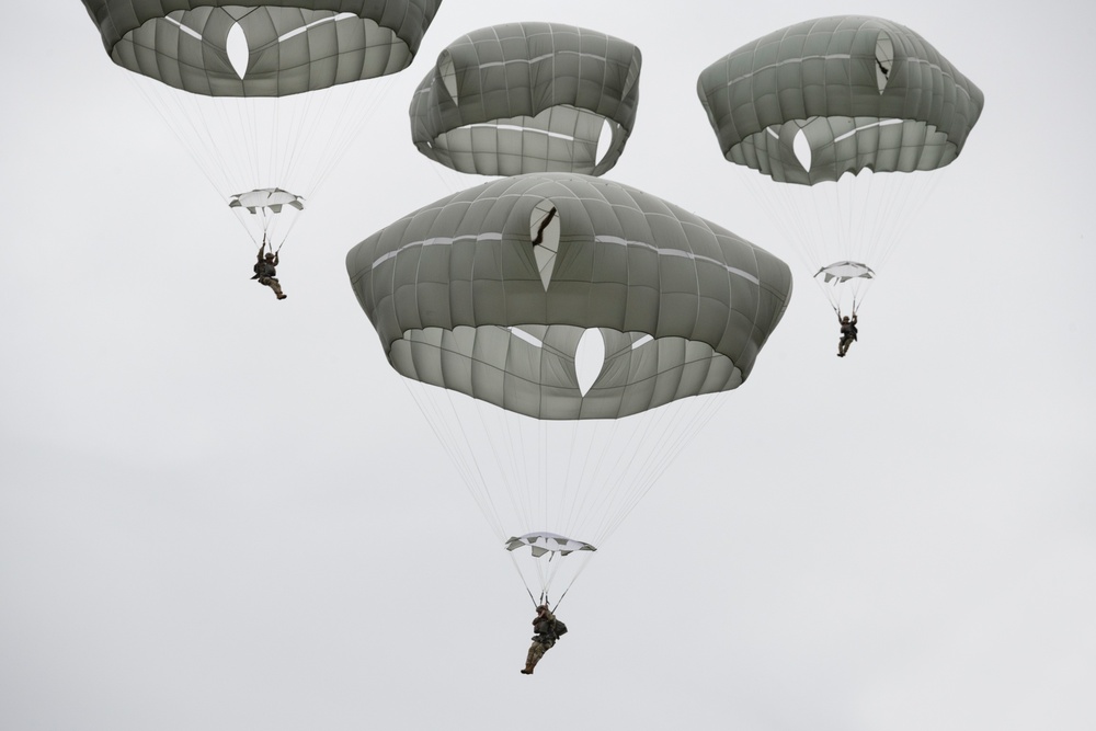 Army paratroopers and Marine Corps aviators conduct joint airborne operations at JBER