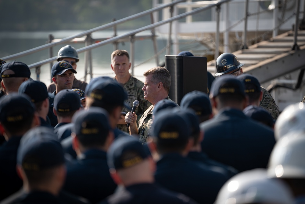 U.S. Pacific Fleet Commander Visits Pearl Harbor Naval Shipyard