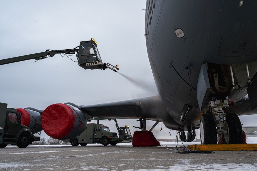 914 ARW KC-135 Stratotanker de-icing