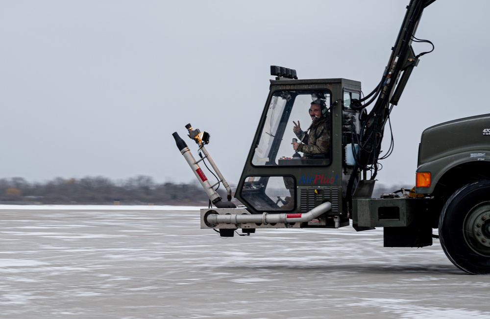 914 ARW KC-135 Stratotanker de-icing