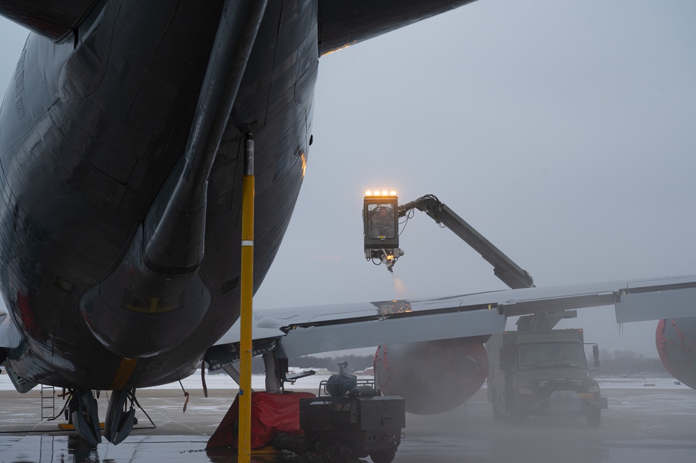 914 ARW KC-135 Stratotanker de-icing