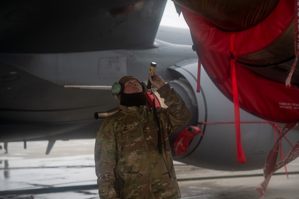 914 ARW KC-135 Stratotanker pre-flight inspection