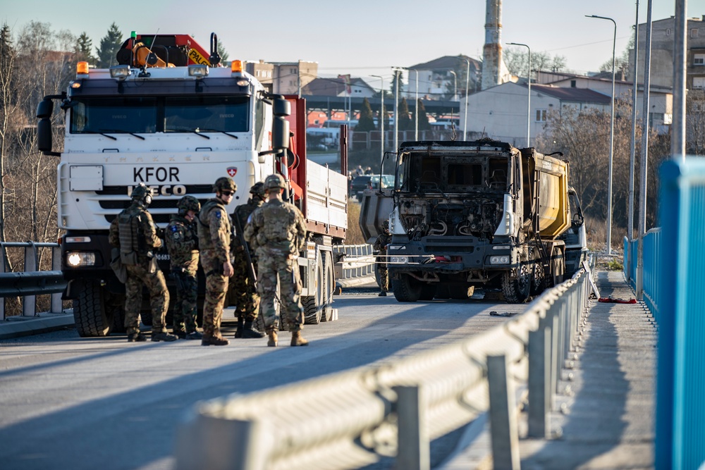 KFOR conducts roadblock removal in Mitrovica