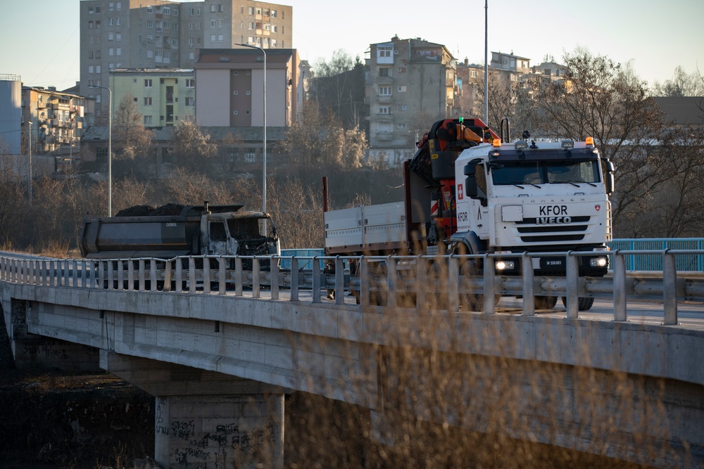 KFOR conducts roadblock removal in Mitrovica