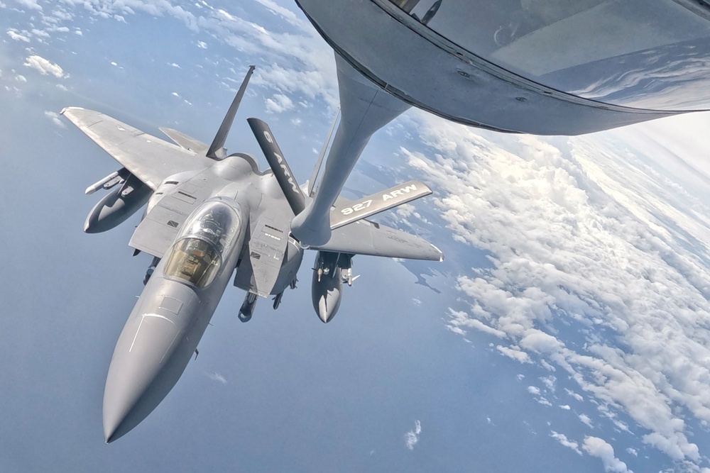 Citizen Airmen refuel F-15E Strike Eagles over North Carolina