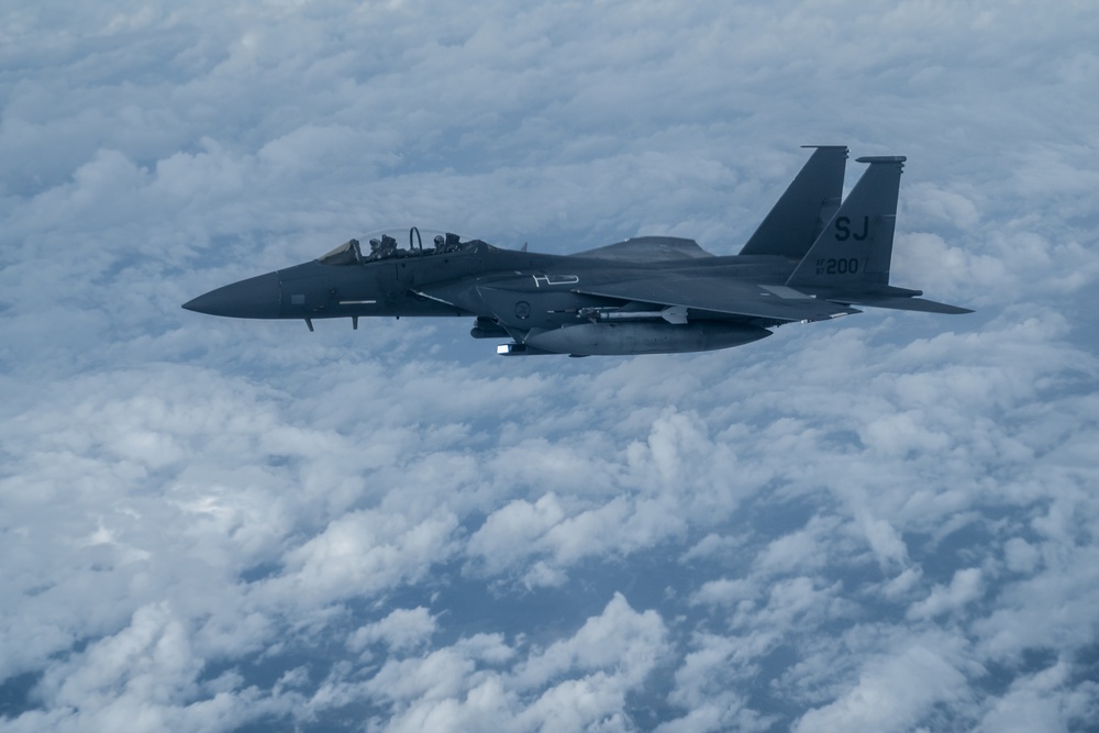 Citizen Airmen refuel F-15E Strike Eagles over North Carolina