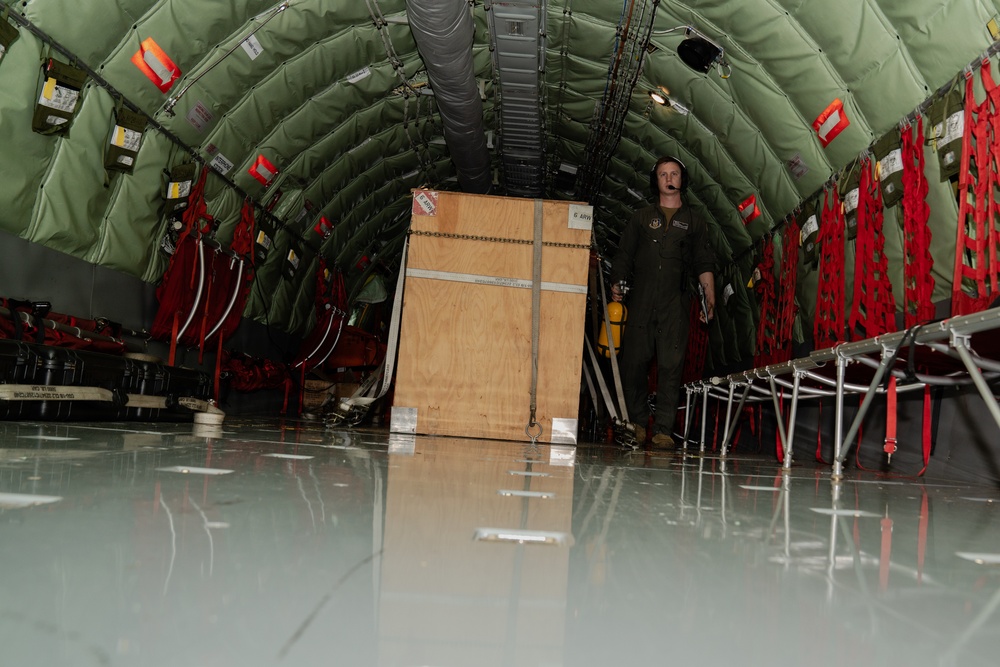 Citizen Airmen refuel F-15E Strike Eagles over North Carolina