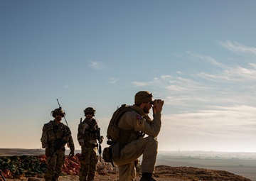 Members of Combined Joint Task Force - Operation Inherent Resolve share observation equipment