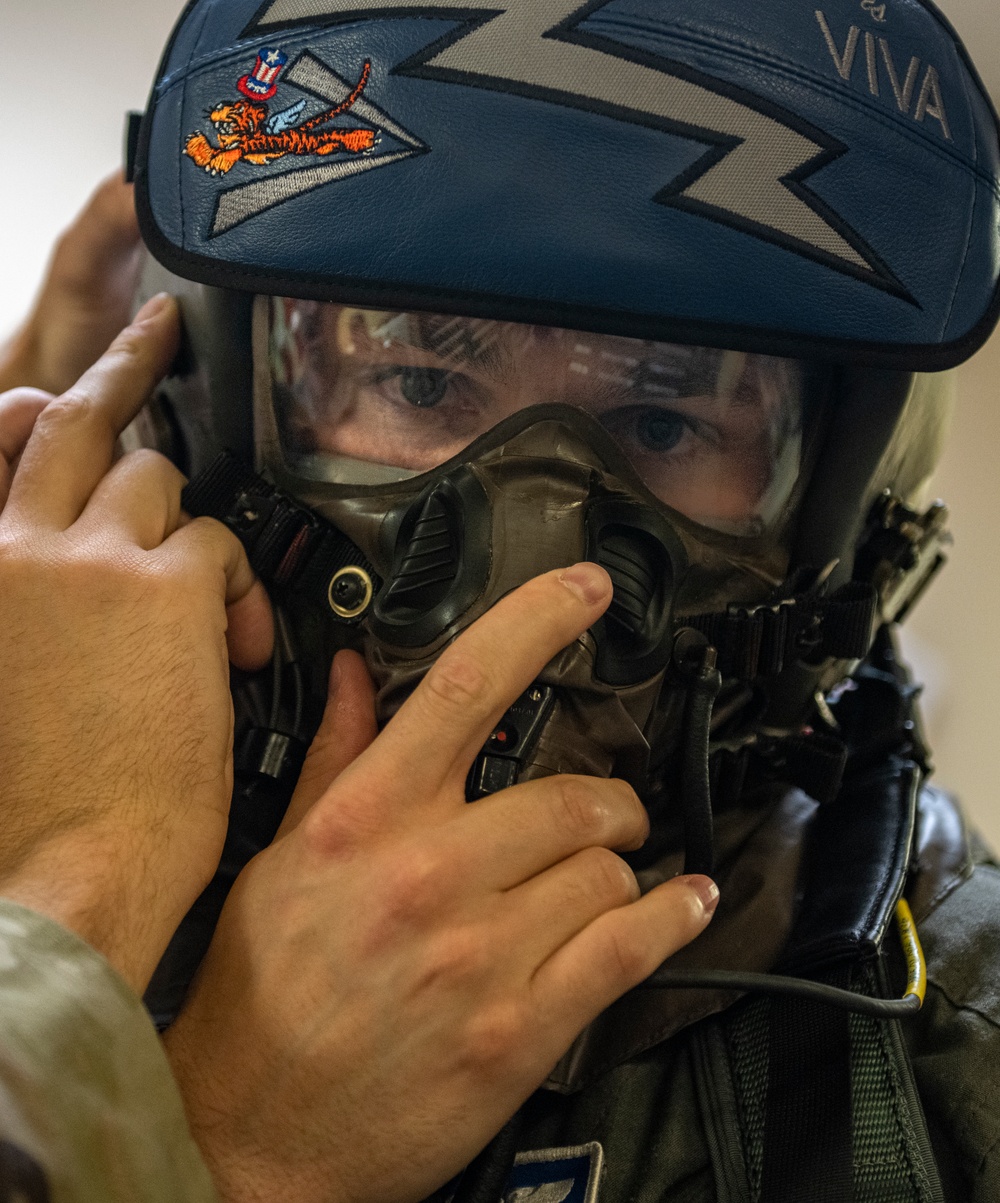 Pilots conduct CBRN flight training