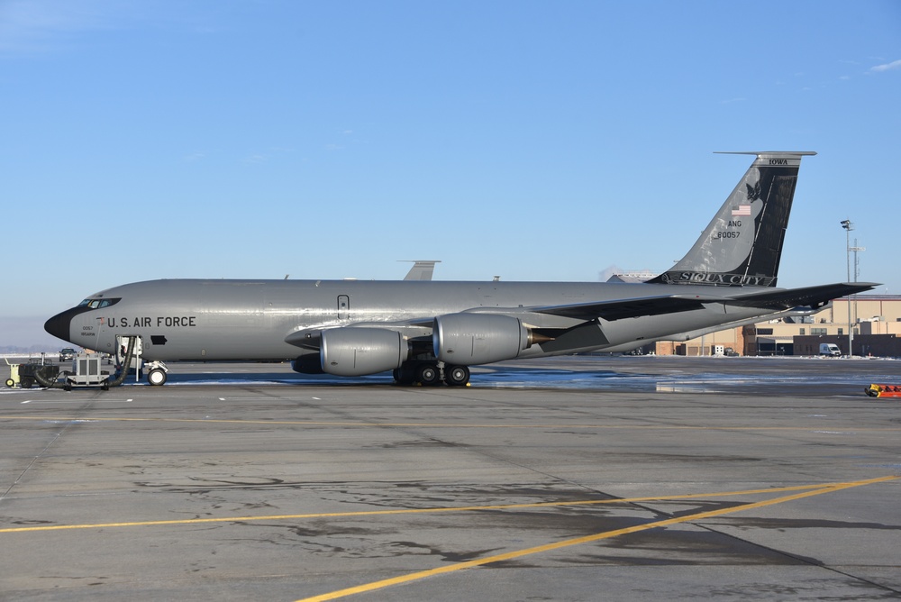 Glossy KC-135