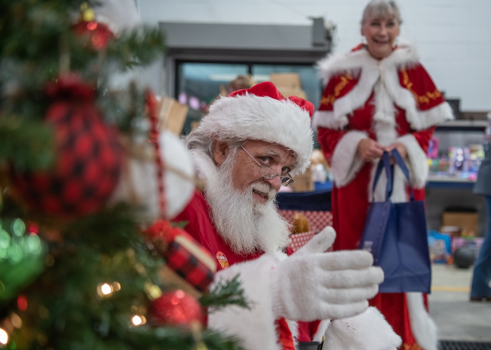 138th Fighter Wing Hosts a Children's Christmas Party