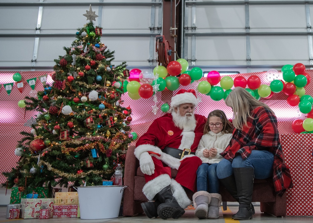138th Fighter Wing Hosts a Children's Christmas Party