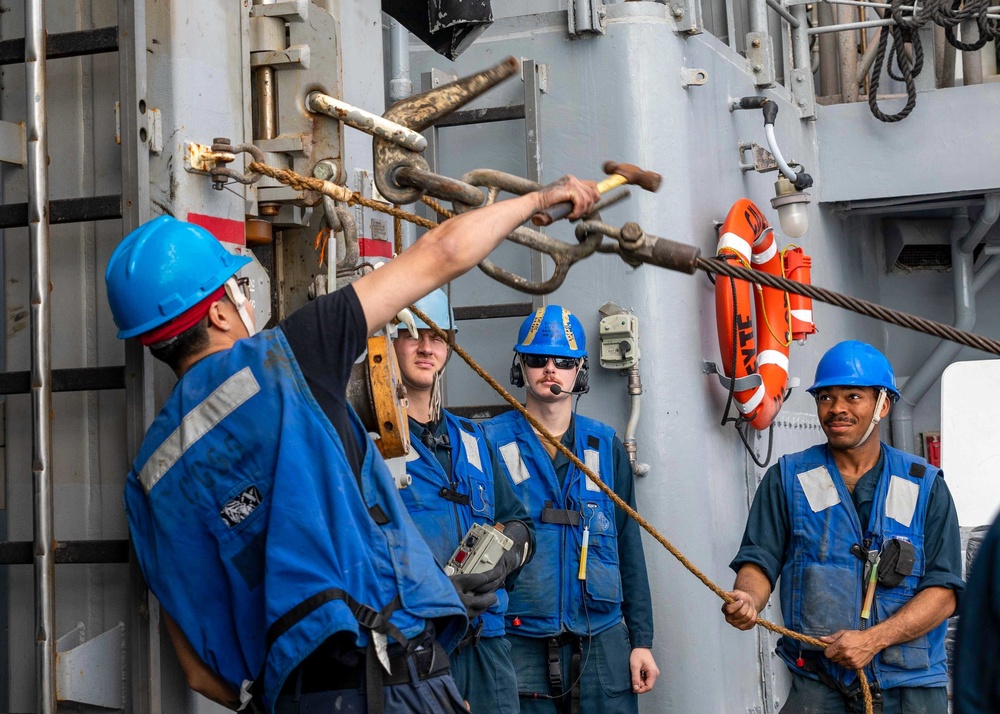 USS Leyte Gulf (CG 55) Completes Replenishment-at-Sea