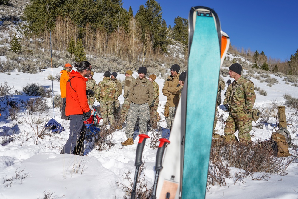 220th Military Police Company Train on Winter Search and Rescue Operations