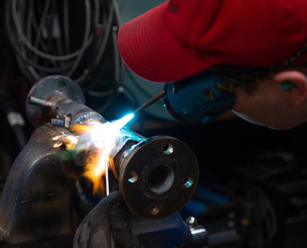 Blue Ridge Sailor Performs Maintenance