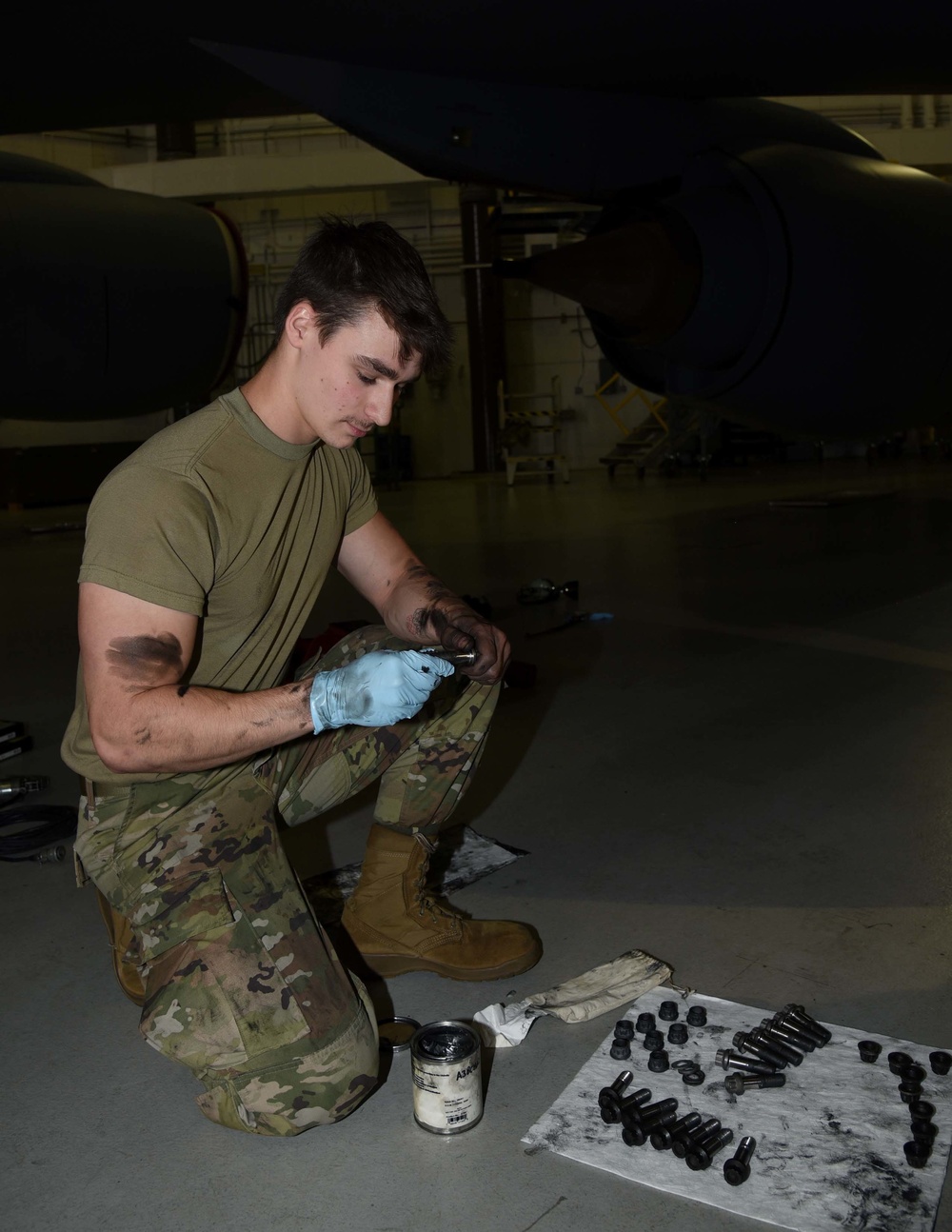 117th AMXS replaces KC-135R landing gear