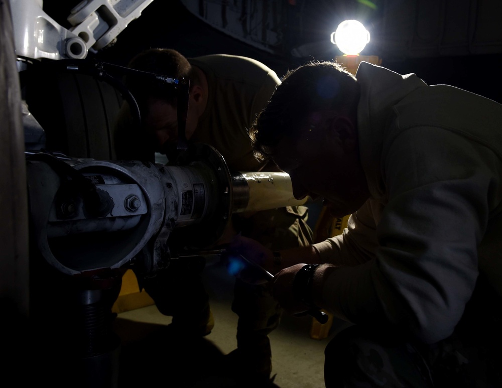 117th AMXS replaces KC-135R landing gear