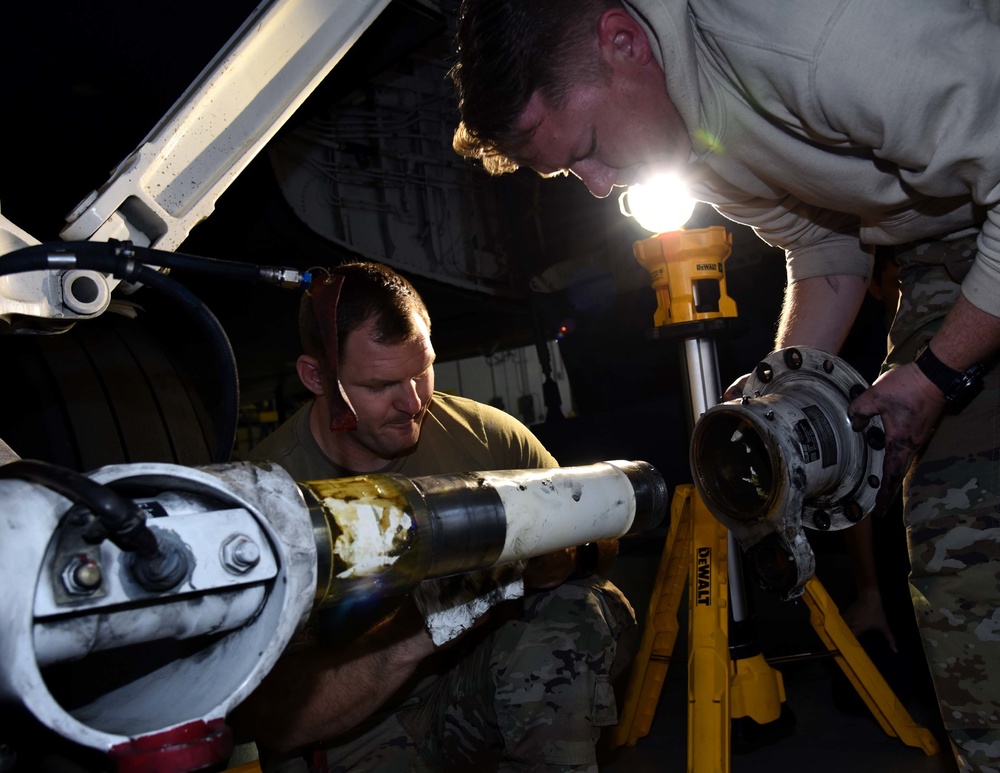 117th AMXS replaces KC-135R landing gear