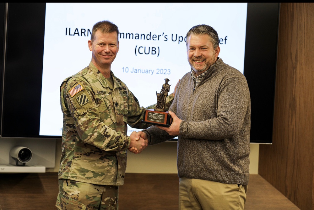 Retired Illinois CSM receives Minuteman for distinguished service