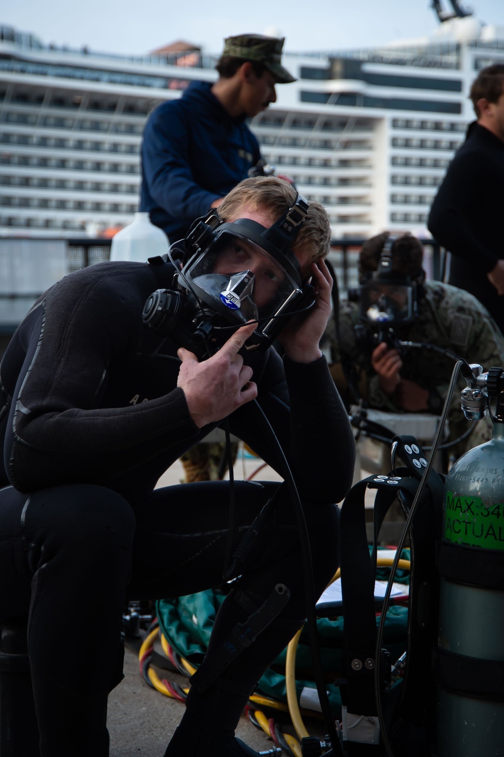 DVIDS - Images - Navy Divers Receive Practical Training Aboard USS ...