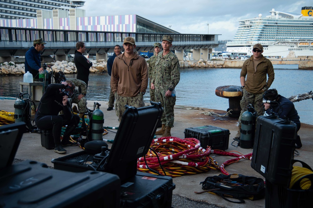 DVIDS - Images - Navy Divers Receive Practical Training Aboard USS ...