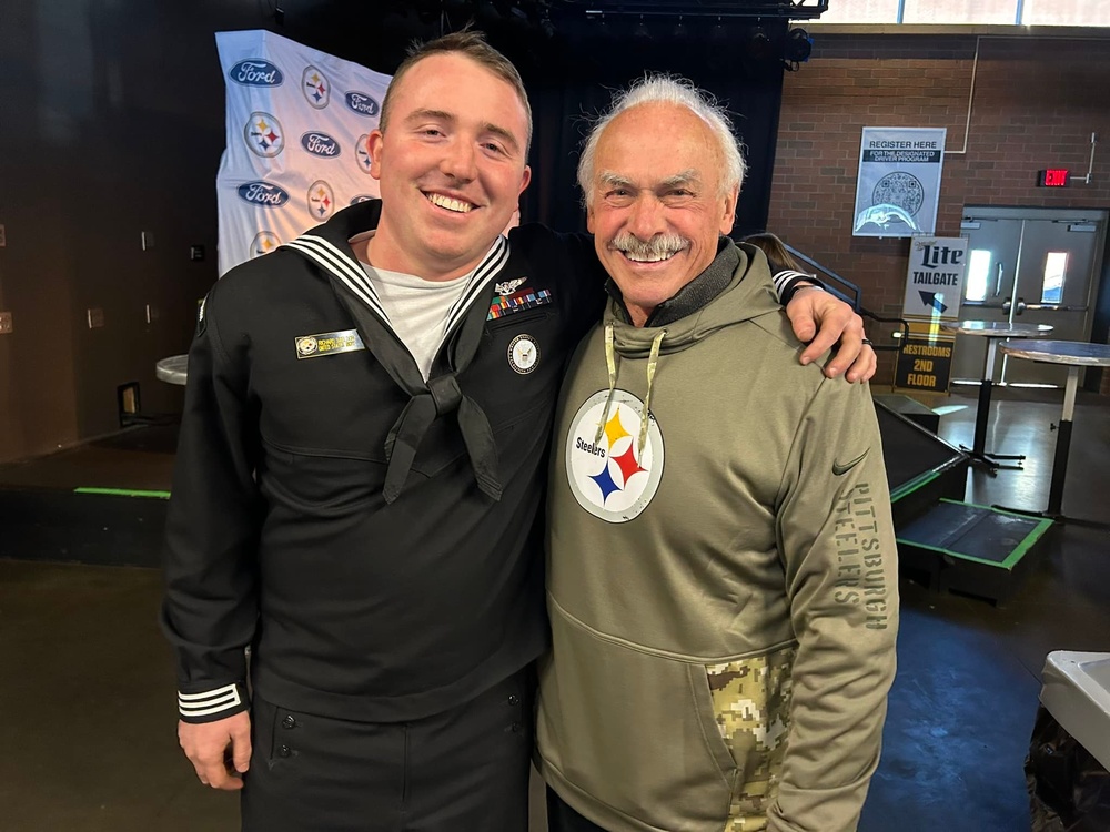 Super Bowl Champion, Purple Heart Recipient meets Navy Recruiters