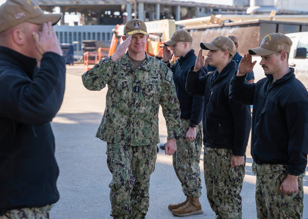 Commander, U.S. 2nd Fleet Visits USS Carter Hall