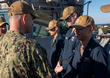 Commander, U.S. 2nd Fleet Visits USS Carter Hall