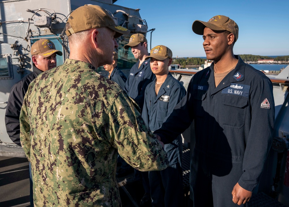 Commander, U.S. 2nd Fleet Visits USS Carter Hall