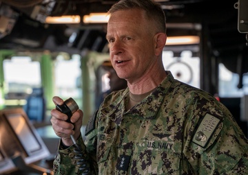 Commander, U.S. 2nd Fleet Visits USS Carter Hall