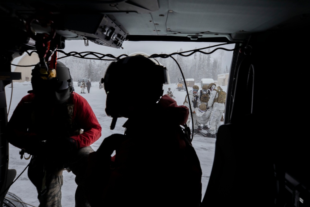 Alaska Army Guard aviators train with Special Tactics Airmen